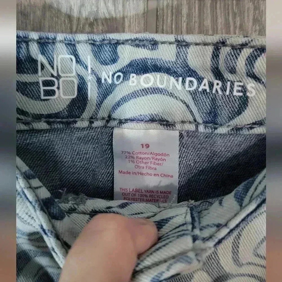 NWOT No Boundaries  denim shorts juniors size 19. - Picture 2 of 3